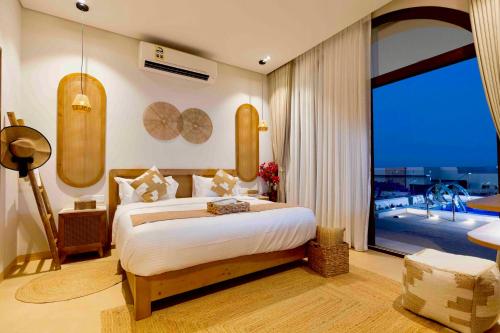 Postel nebo postele na pokoji v ubytování Sifah Seascape Villa with Private Pool