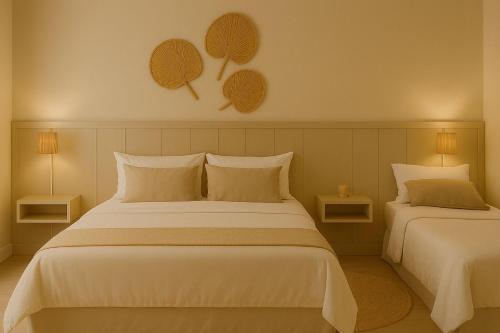 ミラマールにあるHotel Idealのベッドルーム1室(ベッド2台、壁に照明2つ付)