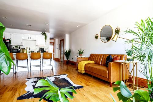 uma sala de estar com um sofá e uma cozinha em Jungle House Luxury Homes - Columbus Downtown Short North - Walk to Convention Center & Nationwide Arena - Sleeps up to 10 - Free Parking - Over 5,800 Five Stars em Columbus