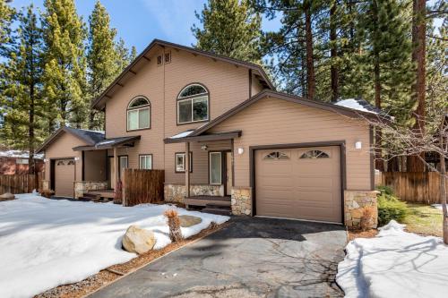 ein Haus mit Garage im Schnee in der Unterkunft Meadow Chalet townhouse in South Lake Tahoe