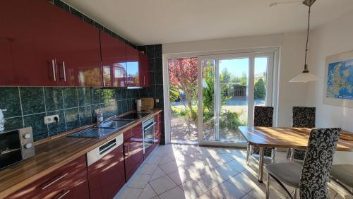 una cucina con un tavolo di legno e una sala da pranzo di Ferienhaus Windland a Hof Dranske