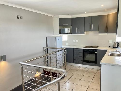 Η κουζίνα ή μικρή κουζίνα στο Unit 2, GatherPoint Sleeps 8 Self-Catering Group Belhar-CT