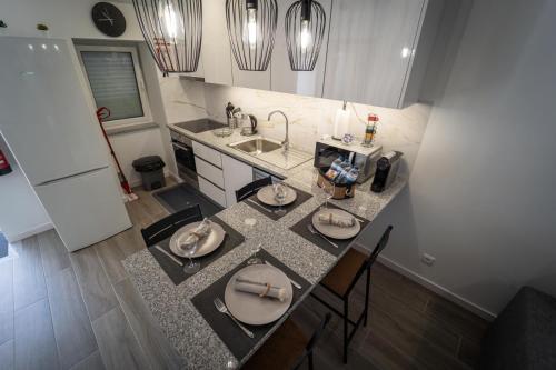 an overhead view of a kitchen with a counter top at VanTop Xisto in Pampilhosa da Serra
