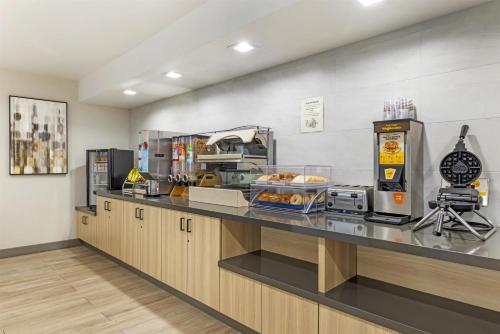 チュラビスタにあるベスト ウエスタン プラス オテイ バレーの食べ物が置かれたカウンターのあるキッチン