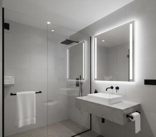 un bagno bianco con lavandino e specchio di Sabah Apart a Konya