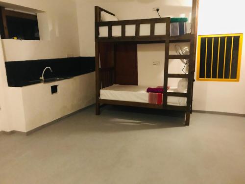 Uma cama ou camas num quarto em Tharurashmi Sea Pond Villa & Hostel, Dikwella