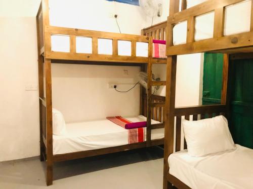 Uma cama ou camas num quarto em Tharurashmi Sea Pond Villa & Hostel, Dikwella