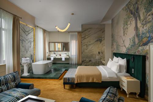 una habitación de hotel con una cama y una bañera en Domeniile Martinutzi - Conac Rhédey, en Vintu De Jos