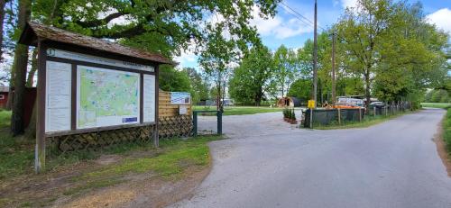 un panneau sur le bord d'une route dans l'établissement Wanderhütte Woody, à Schwarzbach