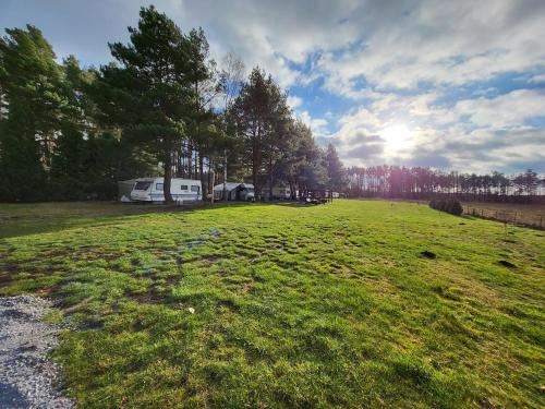 un champ avec un camping-car au milieu dans l'établissement Wanderhütte Woody, à Schwarzbach
