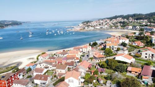an aerial view of a town with a beach at Apartamento en Aldán , Playa a 2 min , Vistas a la montaña in Aldán
