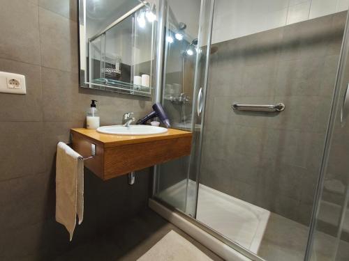 a bathroom with a sink and a shower at Apartamento en Aldán , Playa a 2 min , Vistas a la montaña in Aldán