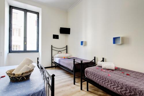 ローマにあるAd Hoc Guest Houseのベッドルーム1室(ベッド2台、椅子付)