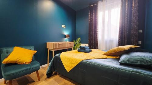 een slaapkamer met een bed met een teddybeer erop bij Suite Indigo - Centre Ville in Duinkerke