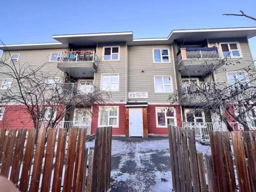 un edificio de apartamentos con una valla delante en Discovery Suite, en Yellowknife