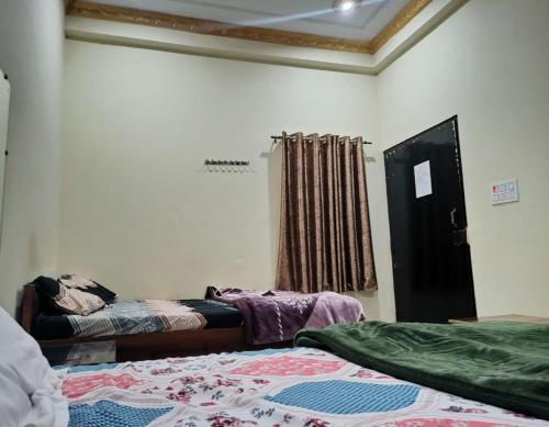 Postel nebo postele na pokoji v ubytování Gajanan Guest House