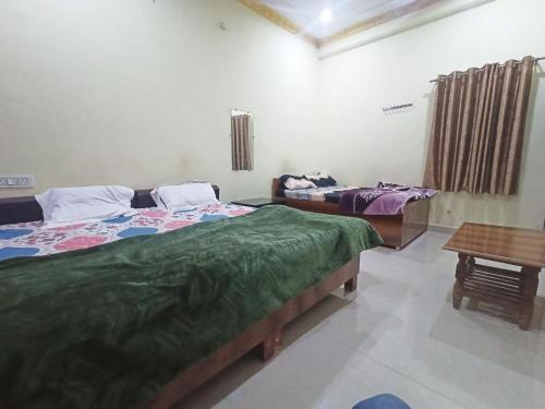 Postel nebo postele na pokoji v ubytování Gajanan Guest House