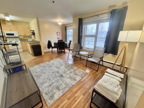 Una gran sala de estar con cocina y comedor. en Discovery Suite, en Yellowknife