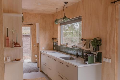 una cucina con un lavandino e una finestra di De Eikenloft a Heerenveen