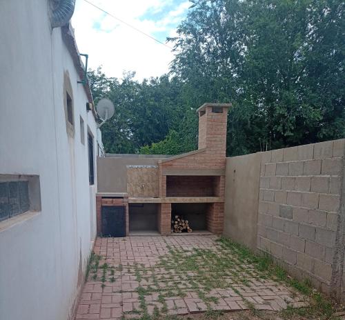 el escondido في فيلا كورا بروشيرو: مبنى من الطوب به مدفأة بجوار جدار