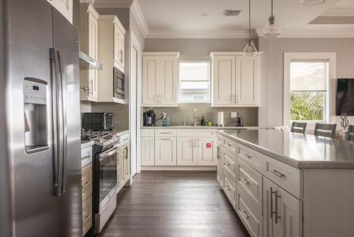 Kuchyň nebo kuchyňský kout v ubytování Aquaria House -Pool & Boat Dock