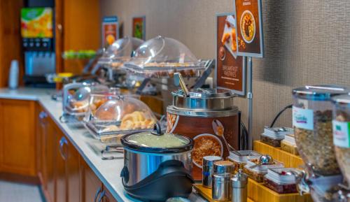 une ligne de buffet avec de la nourriture sur un comptoir dans l'établissement Hampton Inn Goldsboro, à Goldsboro