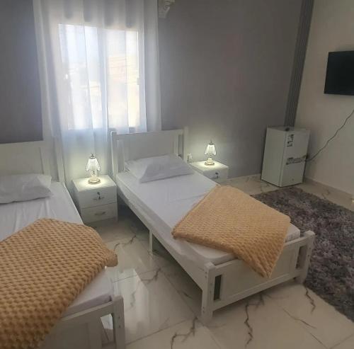 Postel nebo postele na pokoji v ubytování Mahrad Hostel