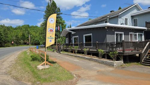 un cartel delante de una casa en una calle en Charming Country Retreat with Scenic Views for 1 - 12 guests, en Sainte-Marguerite