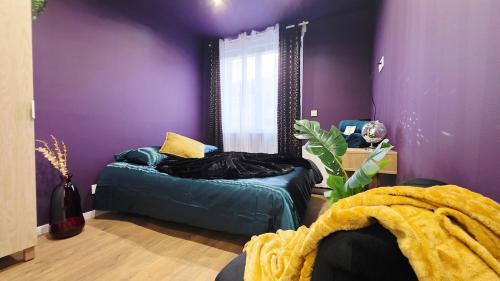 En eller flere senge i et værelse på Suite Plum - Centre Ville