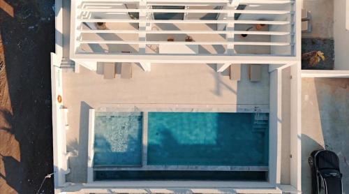 uitzicht op een zwembad vanaf de bovenkant van een huis bij Seapalm Villa - Luxury Pool Retreat - 200m Beach in Lachaniá