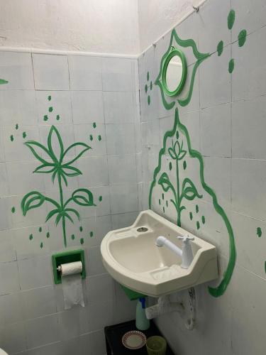 een badkamer met een wastafel en een spiegel aan de muur bij casa corazOm in Mar de Ajó