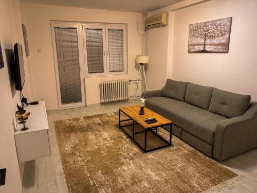 Posezení v ubytování Condo on the Main Square Skopje