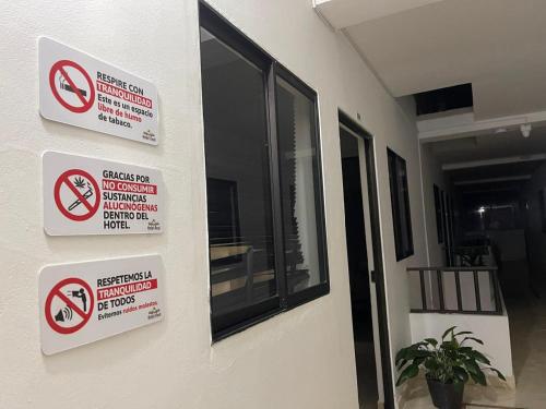 Hotel Real Alejandria في Alejandría: مبنى عليه لافتات