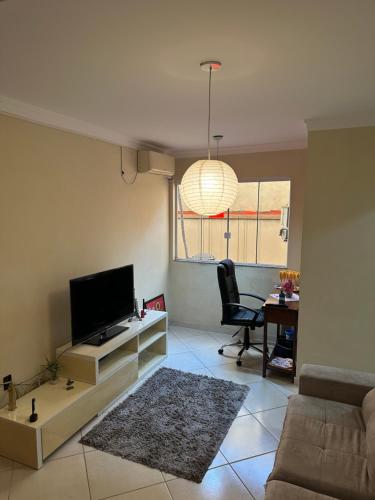 Μια τηλεόραση ή/και κέντρο ψυχαγωγίας στο Apartamento em Volta Redonda