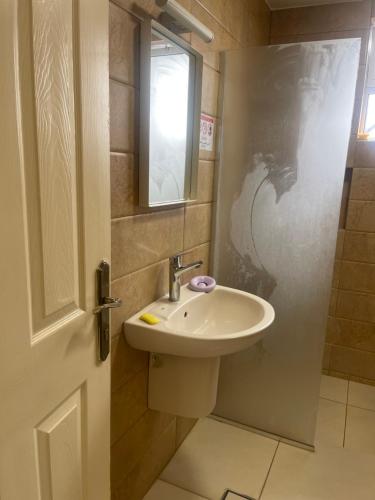 安曼A Luxury 2 Bedroom With a perfect location in Sweifiyeh的带水槽和带镜子的淋浴的浴室