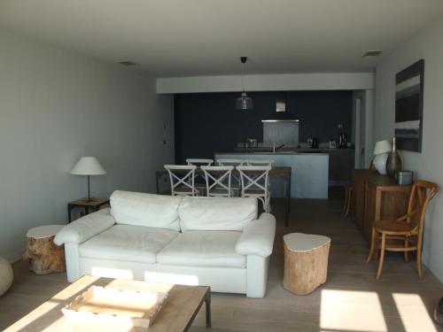 un salon avec un canapé blanc et une cuisine dans l'établissement Port Rive Gauche Ostrea, à Marseillan