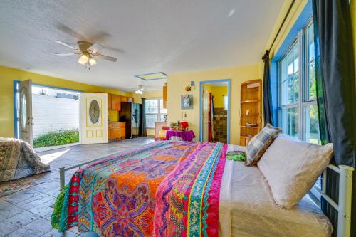 Un dormitorio con una cama grande y una ventana grande. en 1 Mi to Historic Dtwn Sanford! Pet-Friendly Unit, en Sanford