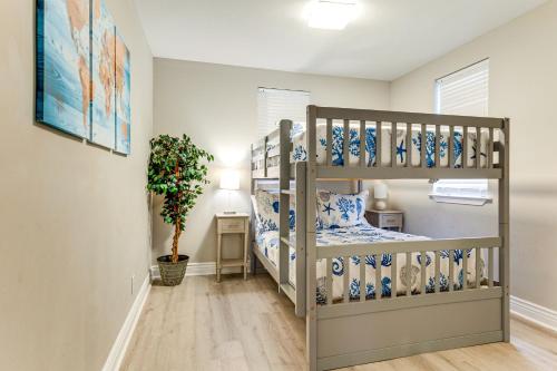 Postel nebo postele na pokoji v ubytování Endless Entertainment! Unique and Cozy Theodore Home