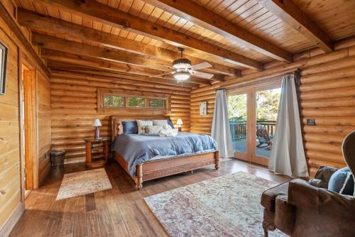 een slaapkamer met een bed in een blokhut bij Altitude Adjustment in Sevierville