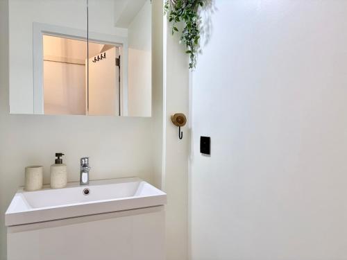 BEACH apartment met directe toegang tot het STRAND ! في كنوك هايست: حمام مع حوض ومرآة