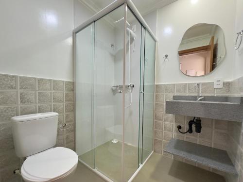 Et badeværelse på Apê Aconchego - Capri Morada & Mar - Lateral Mar