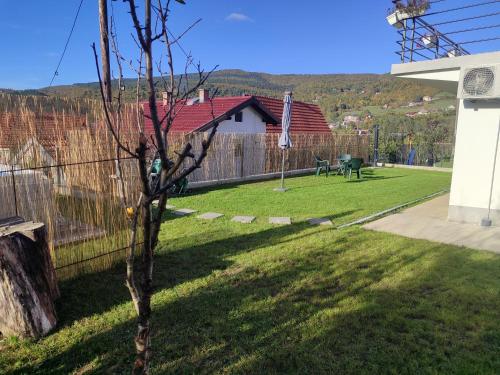 Un jardín fuera de A&H Pliva Retreat