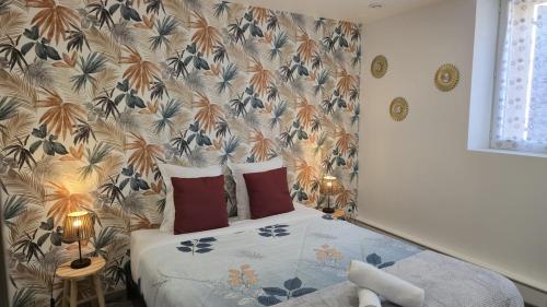 a bedroom with a bed with a floral wallpaper at Le Petit Caporal - Cour Privée - Parking Privée in Bracieux