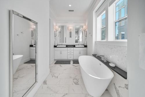 Someday Came l 4 Bikes and Beach Towels l Community Pool في Inlet Beach: حمام أبيض مع حوض استحمام ومغسلة