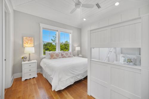 Someday Came l 4 Bikes and Beach Towels l Community Pool في Inlet Beach: غرفة نوم بيضاء مع سرير ونافذة