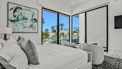 Sleeps 25 2 Luxury Villas w Pool Spa Putting Green Bravo by AvantStay في إنديو: غرفة نوم مع سرير وإطلالة على المسبح