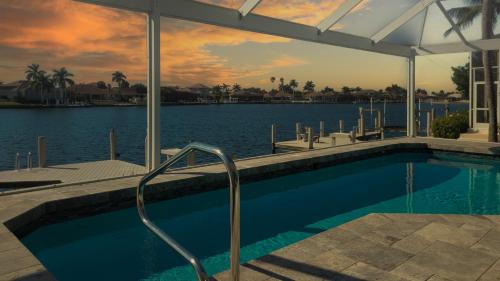 Πισίνα στο ή κοντά στο Waterfront 3 Bed I Wide Water Views I Heated Pool