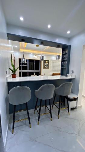 een keuken met twee stoelen en een aanrecht bij Apartamento in Mendoza