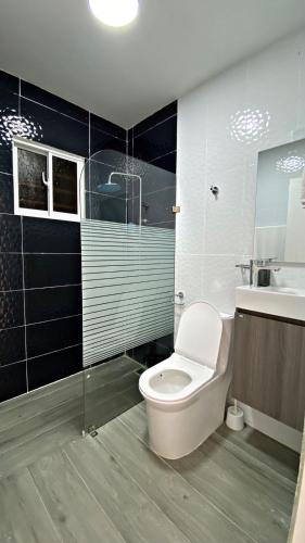 un bagno con WC e lavandino di Apartamento a Mendoza