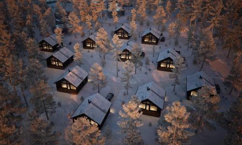 een luchtfoto van een lodge in een bos met sneeuw bij Villa Blueberry in Kolari